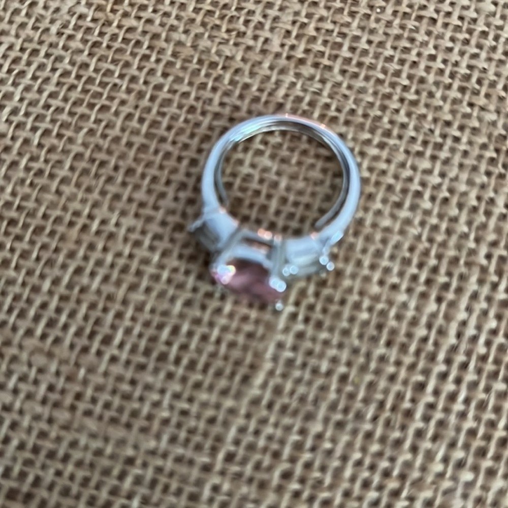 Avon ring size 8 - Picture 2 of 3